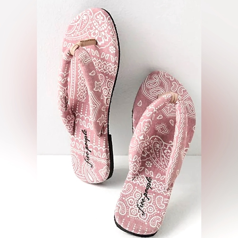 NWT | FREE PEOPLE Es Verdra Organic Cotton Thong Sandals in pink & white